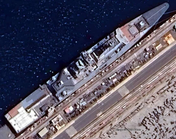 改裝中的康定級巡防艦「承德號」（PFG-1208），可以看見砲台上的垂發系統 圖：翻攝自《騰訊網》