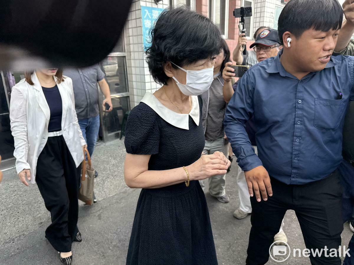 陳佩琪(中)低調至高市殯弔唁彭振聲妻子。 圖：孫家銘攝