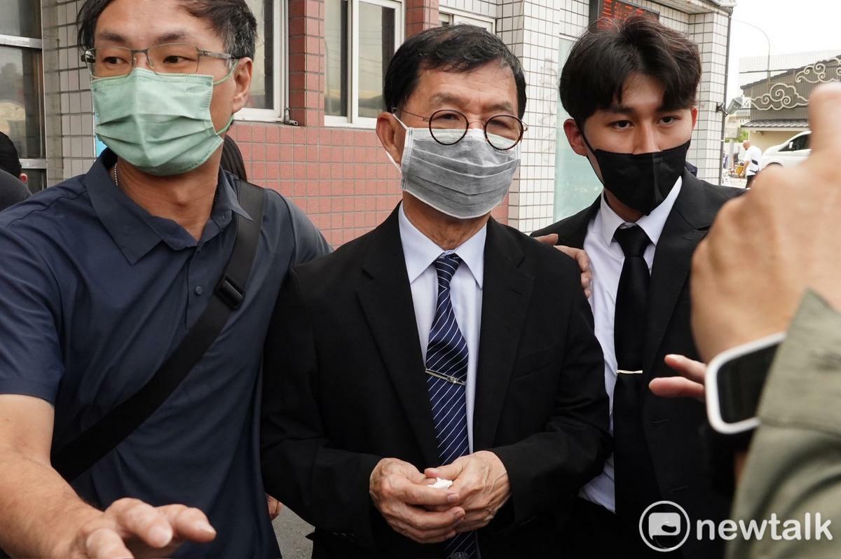 彭振聲(中)由兒子(左)陪同進入高市殯。 圖：孫家銘攝