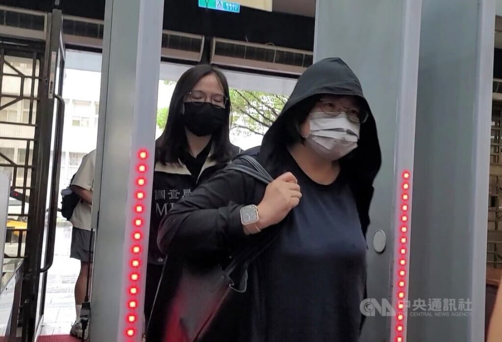 圖為北檢6月25日傳喚國民黨中央黨部組發會副主委黃碧雲（前）。（中央社檔案照片）