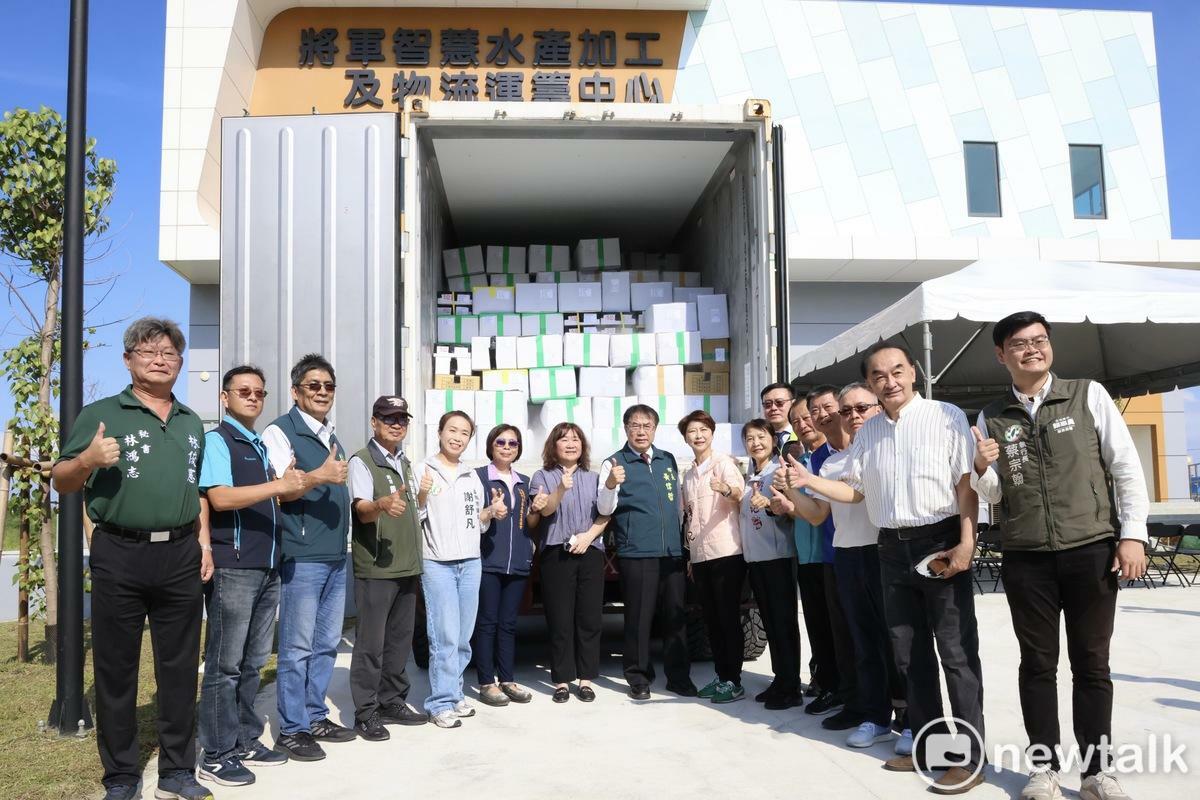 台南市長黃偉哲出席「台南鮮鯛 新星向榮—台灣鯛外銷新加坡封櫃記者會」，宣布台灣鯛正式啟運出口新加坡，立委陳亭妃表示，這不僅是地方產業的突破，更是中央、地方共同努力開拓國際市場的成果。 圖：台南市政府提供