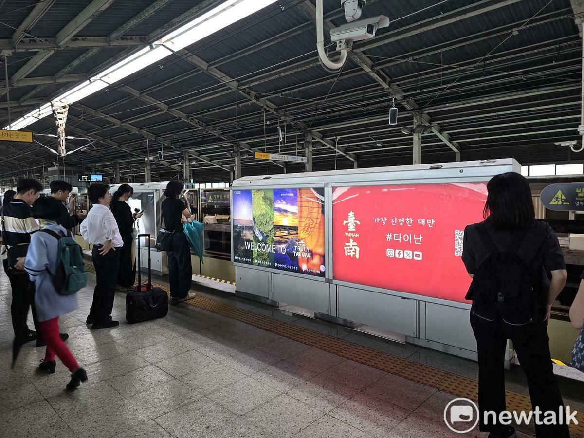 臺南市政府在韓國首爾與大邱兩地地鐵站重要位置推出形象燈箱廣告，主打「四季臺南‧時光之旅」主題，以臺南自然風景與節氣特色為主軸，融入一天之中晨昏晝夜的光影變化，展現這座歷史古城在時間流轉中的豐富魅力。 圖：台南市政府提供
