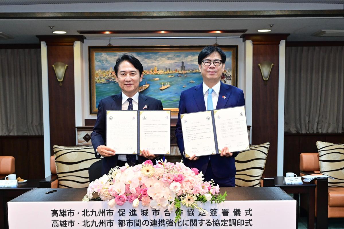 陳其邁(右)與武內和久(左)共同簽署「促進城市合作協定」。 圖：高雄市行國處/提供