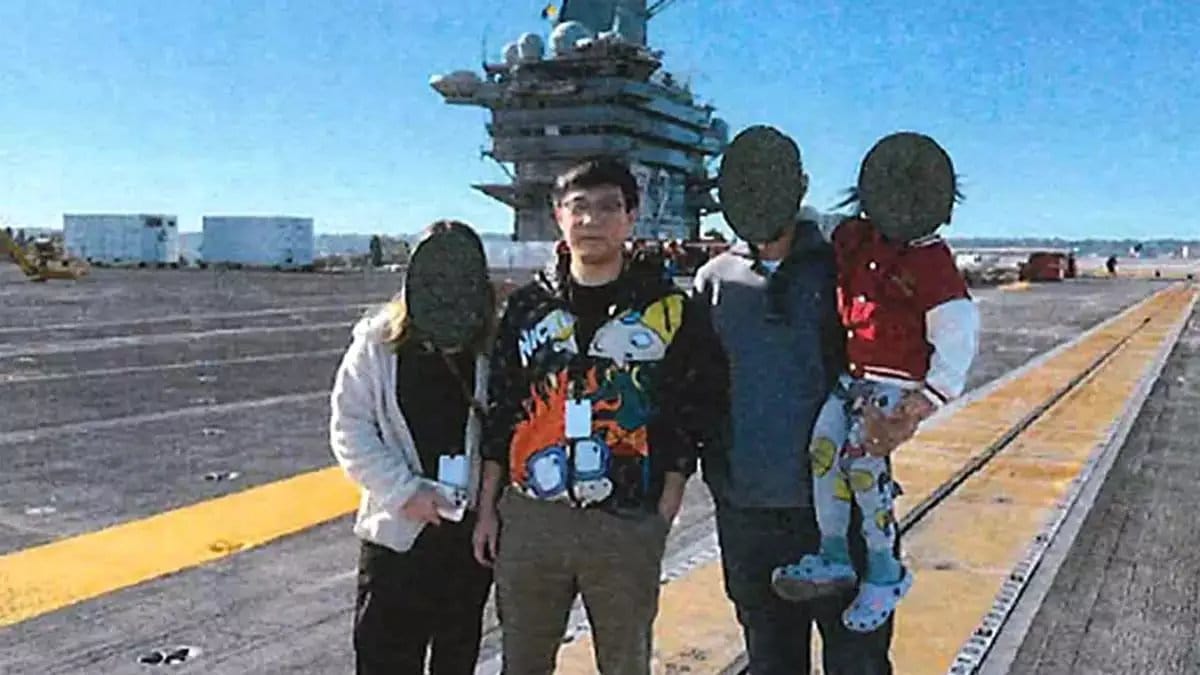 美國聯邦調查局（FBI）6月27日逮捕2名中國公民，指控他們涉嫌為中國國家安全部執行秘密情報任務。圖為其中一名成員藉機拍攝航艦軍事設施。 圖：翻攝「X」@__Inty__