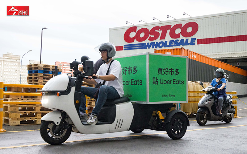 好市多攜手 Uber Eats，拼起大型量販店外送的「最後一塊拼圖」。不用辦會員卡，就可以點到明星商品，還意外讓送貨的電動三輪車暴紅。 圖：今周刊 提供 攝影/唐紹航