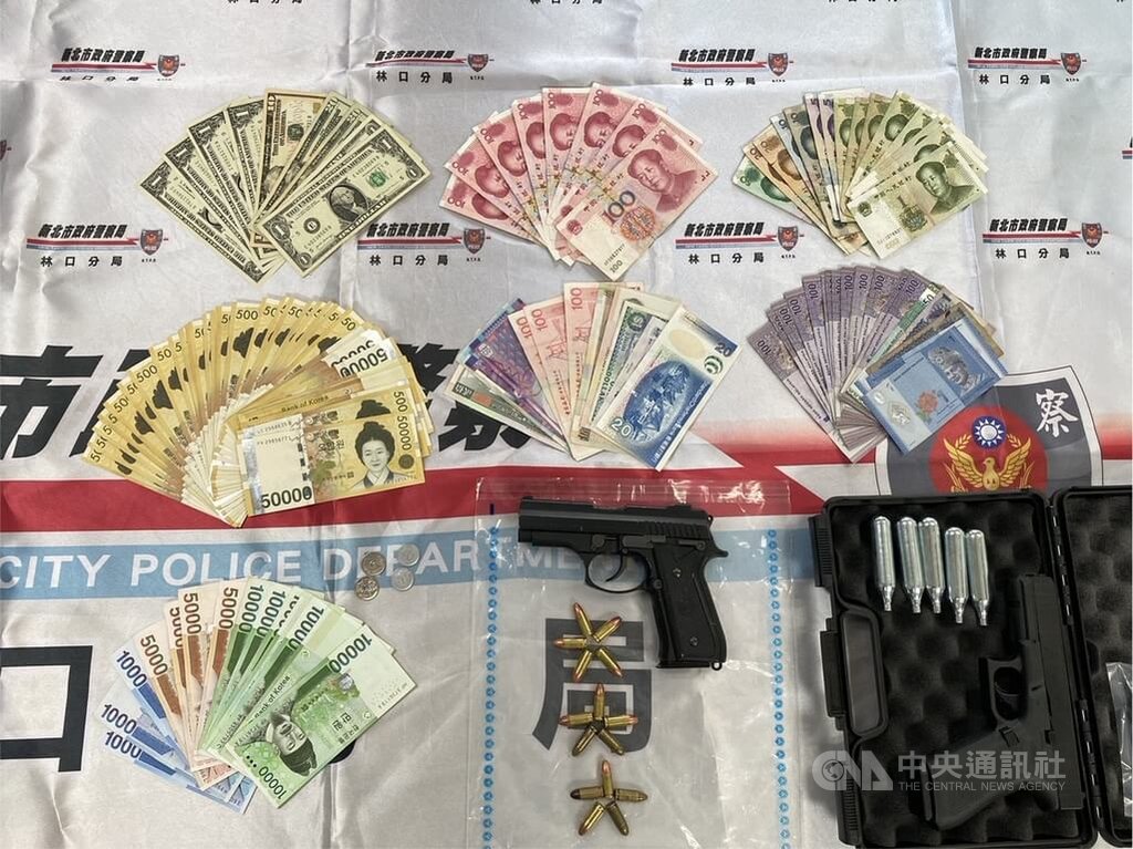 新北市政府警察局林口分局偵辦住宅竊盜案，鎖定大熱天卻穿雨衣出沒在案發現場附近的49歲蔡姓男子，警方日前到桃園將蔡男逮捕，並起出改造手槍、子彈、空氣槍及外幣等贓證物。（翻攝照片）中央社記者王鴻國傳真  114年7月2日