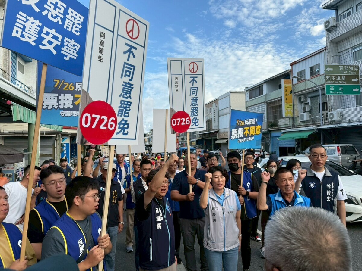 朱立倫陪黃建賓掃街宣講「反惡罷、戰獨裁」 呼籲民眾投不同意罷免票。 （圖/取自黃建賓臉書）。