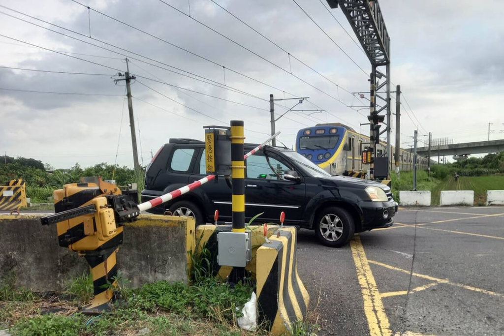 台南蔡姓男子1日開車經過後壁區埤寮平交道時，疑因路面不平導致車輛前輪三角架斷落，故障暫停於平交道，蔡男下車按緊急按鈕，幸未釀事故。（陳易志提供）中央社記者楊思瑞台南傳真  114年7月2日