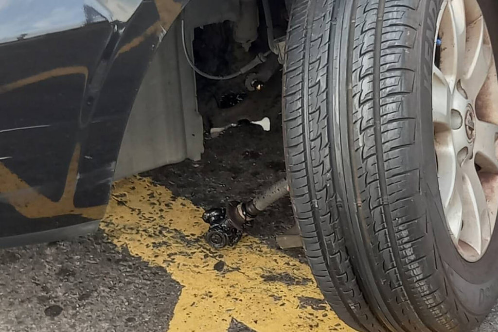 台南蔡姓男子1日下午開車經過後壁區埤寮平交道時，疑因路面不平導致車輛前輪三角架斷落，故障暫停於平交道。（陳易志提供）中央社記者楊思瑞台南傳真  114年7月2日