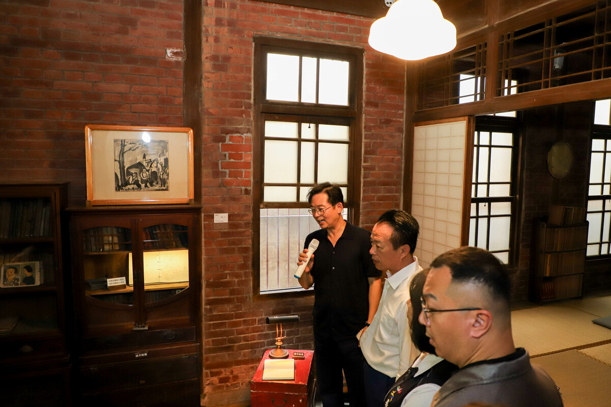 礦工畫家洪瑞麟作品展「同伴」開展，嘉義培桂堂展出礦工生命風景。 圖/嘉義縣政府提供。