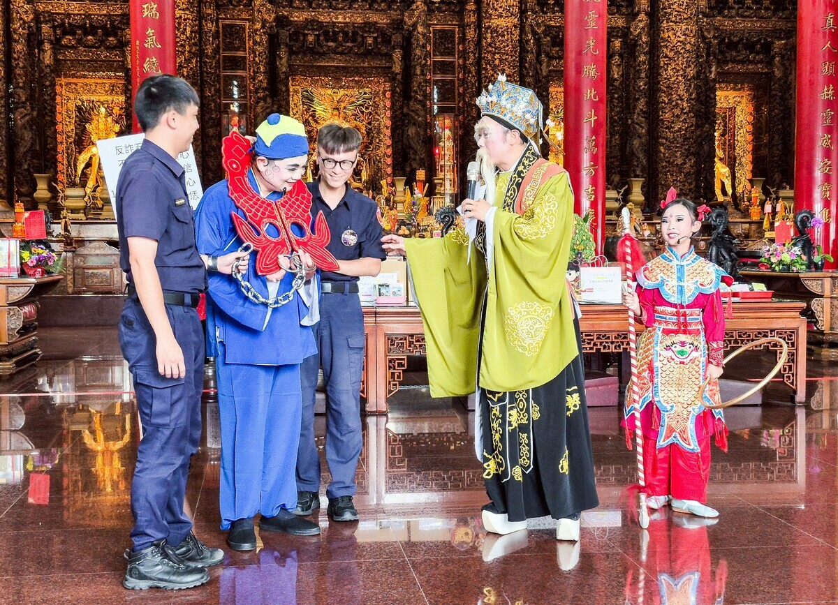 廟警攜手合作，以行動劇宣導民眾防詐意識。 圖：高雄市警局三民第二分局/提供