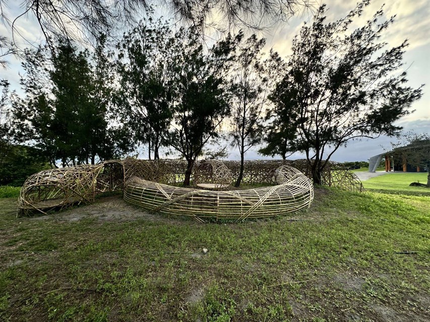 擅以竹編、樹枝、落葉等大地素材作為創作的藝術家陳依慧的作品。 圖：交通部觀光署／提供