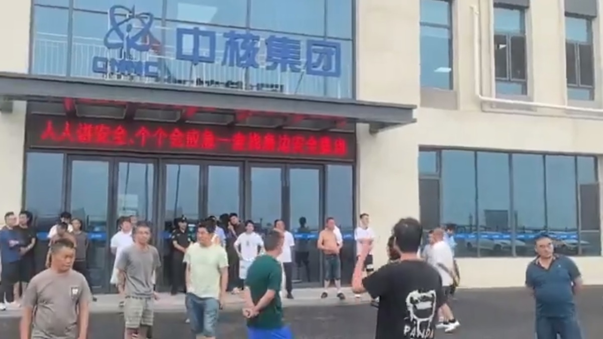 近期中國經濟成長趨緩，就連「中字頭」的央企都傳出積欠員工薪水的消息，大量中核集團員工前往公司總部討薪維權。 圖：擷取自 @whyyoutouzhele X 分享影片