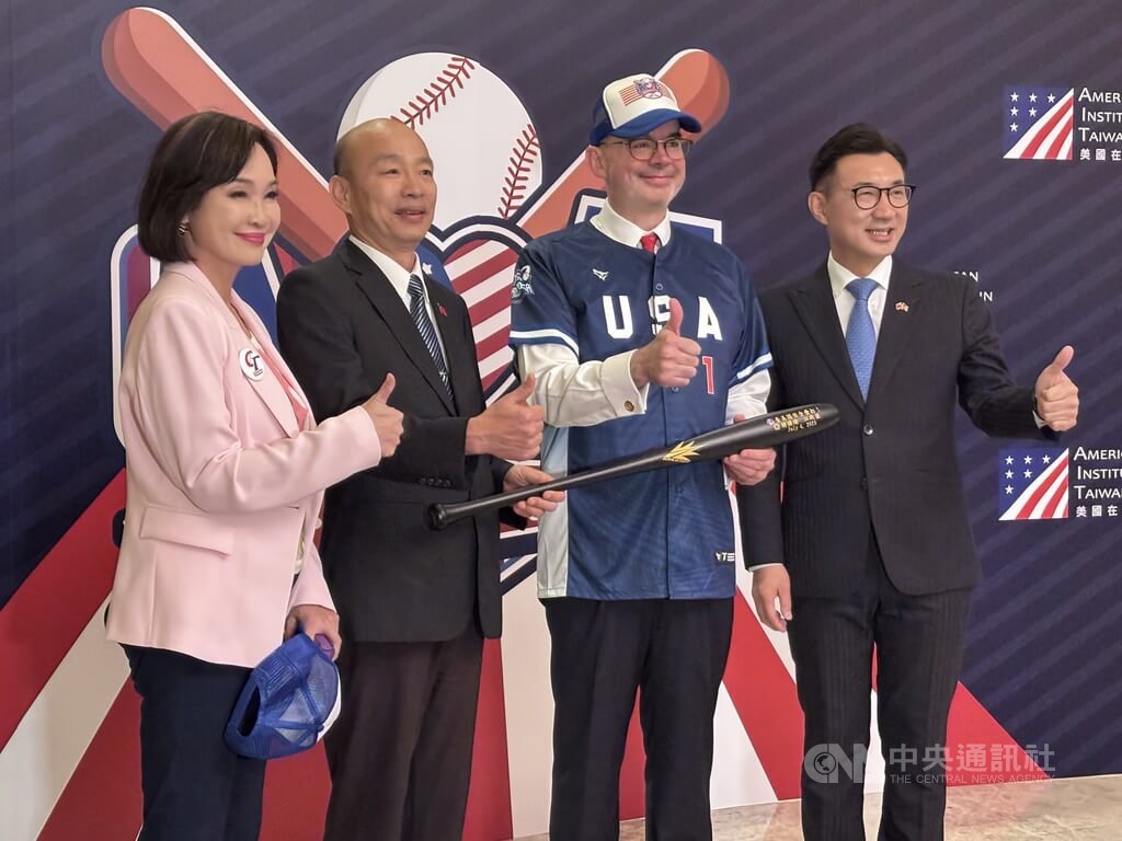 立法院長韓國瑜（左2）及副院長江啟臣（右1）2日出席美國獨立紀念日249週年慶祝酒會，致贈刻印有「台美關係全壘打」的魚雷棒給AIT處長谷立言（右2）。中央社記者楊堯茹攝 114年7月2日 圖：中央社提供