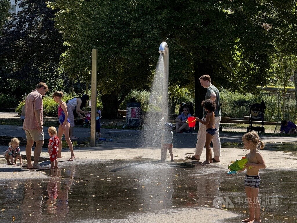 歐洲熱浪來襲，柏林孩童2日在市中心公園玩水，家長陪同度過炎熱午後。中央社記者林尚縈柏林攝  114年7月2日 圖：中央社提供