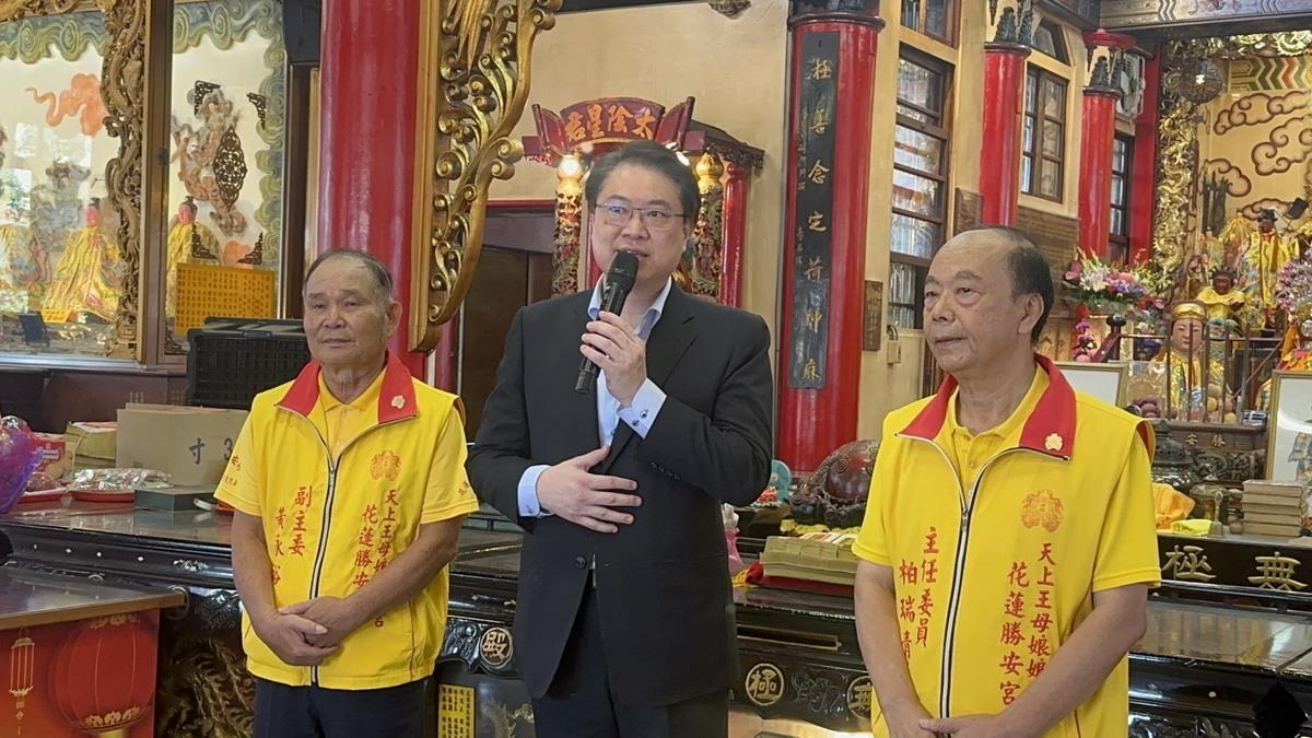 林右昌說，傅崐萁走在路上會被鄉親嗆聲，所以只能閉門開大會。 圖：民進黨／提供