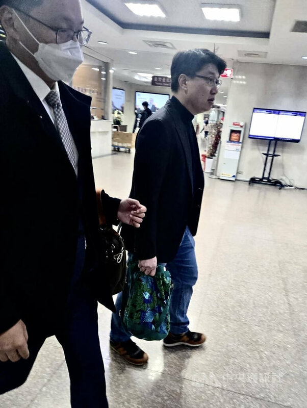 前台北市長柯文哲昔日輔選幹部許富舜（後）等人指柯文哲帶不明金錢回家，遭柯文哲妻子陳佩琪提告，北檢2月傳喚許富舜說明。（中央社檔案照片）