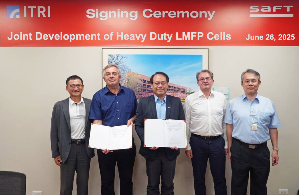 工研院與法國 Saft 公司簽署合作協議，共同推動磷酸錳鐵鋰（LMFP）電池的技術驗證與商品化。（圖左3為工研院材料與化工研究所所長邱國展） 圖：工研院／提供