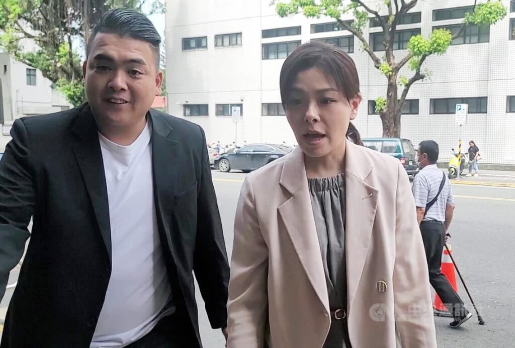 遭停職的新竹市長高虹安（右）被旅美教授陳時奮自訴誣告罪，台灣高等法院6月26日開庭。中央社記者謝幸恩攝  114年6月26日
