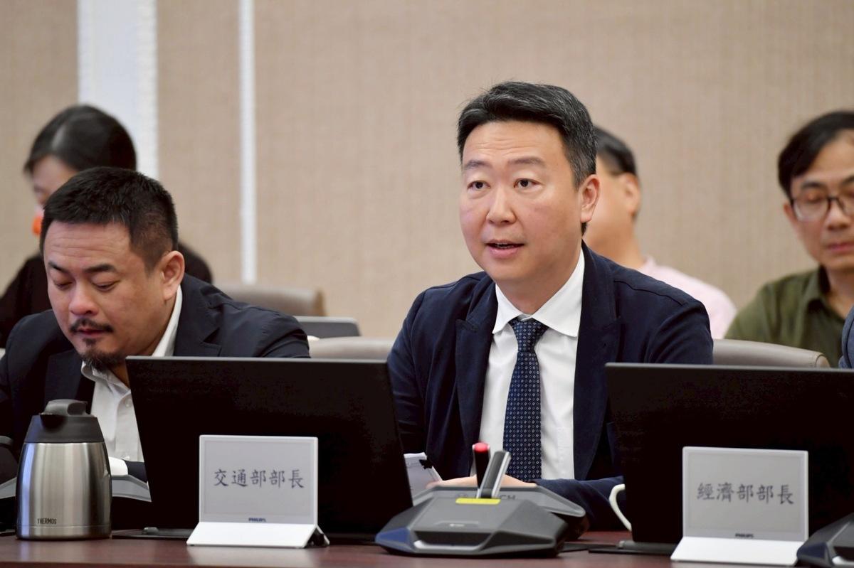 交通部長陳世凱今（3）日在行政院會說明軍人搭乘國際線航班優先及目前協調6家國籍航空公司機艙升級的情況。 圖：行政院／提供（資料照）