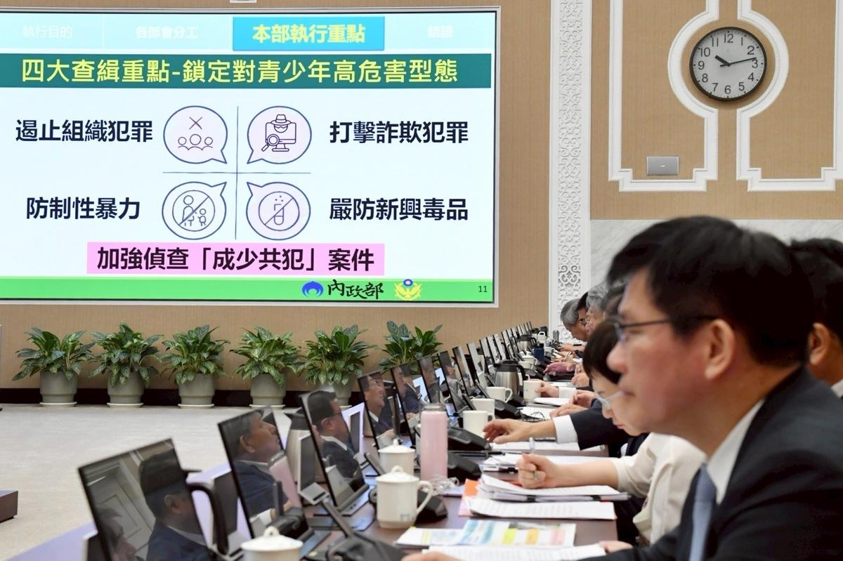 行政院長卓榮泰今（3）日在行政院會聽取內政部及教育部說明「114年暑期青少年保護措施」。 圖：行政院提供