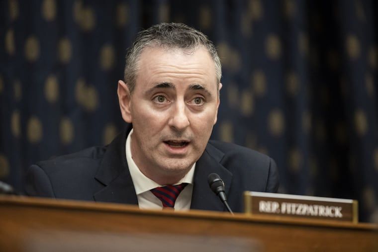共和黨眾議員布萊恩‧菲茨派翠克 （Brian Fitzpatrick）在投下反對票後，立即逃離眾議院。 圖：翻攝自 Ｘ @HANKonX