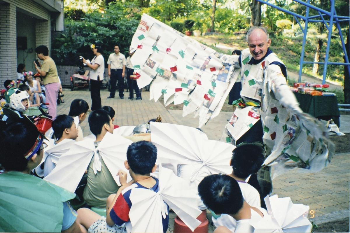 吳道遠神父27歲來台，如今已82歲，在台灣奉獻超過半世紀，曾任台南瑞復益智中心主任，成立光明早期療育中心和美善社會福利基金會，為台灣的特殊教育與早療服務做出影響深遠的奉獻。 圖：美善基金會提供