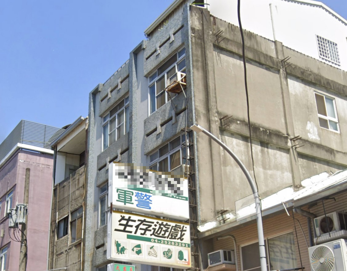 豐原一家經營10多年的軍警用品店王姓一家人疑似金錢壓力，日前一家五口選擇在家輕生。 圖：翻攝自google map