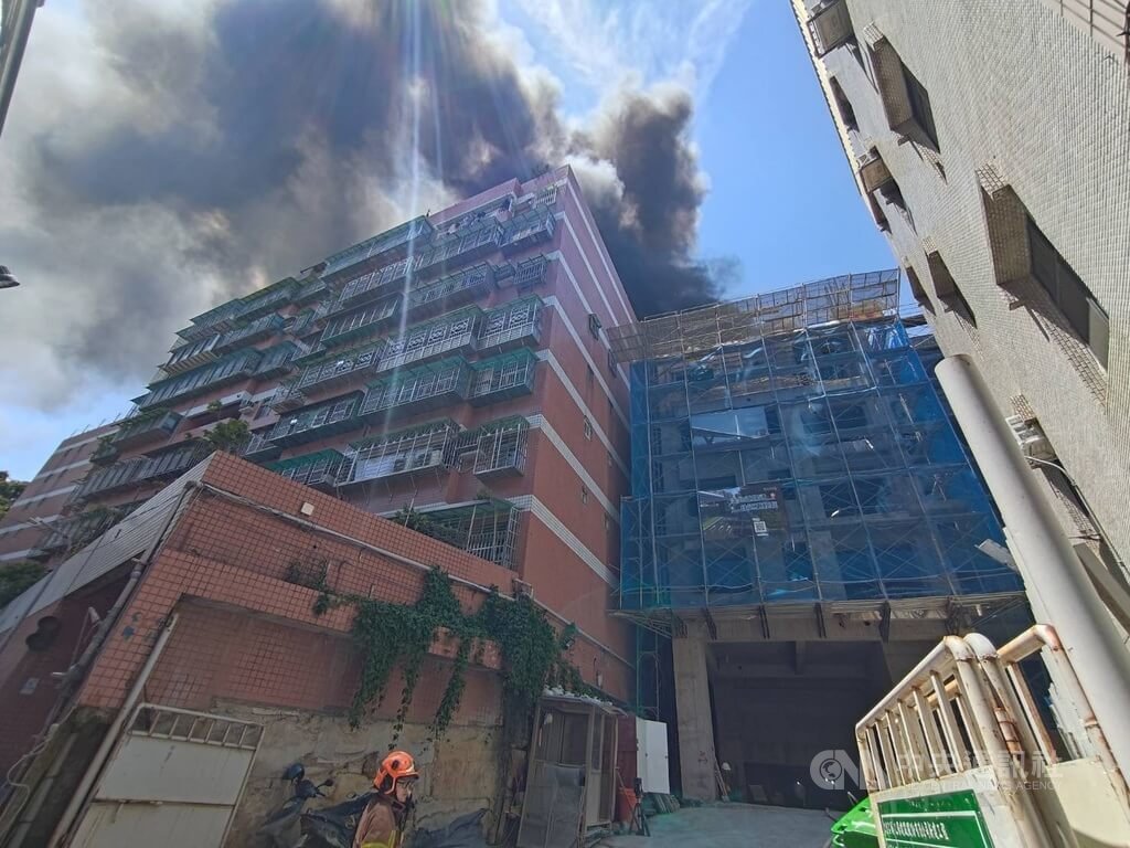新北市五股區成泰路一段241巷內工地6樓頂3日起火，濃煙直竄，警消獲報前往灌救。（翻攝照片）中央社記者王鴻國傳真  114年7月3日
