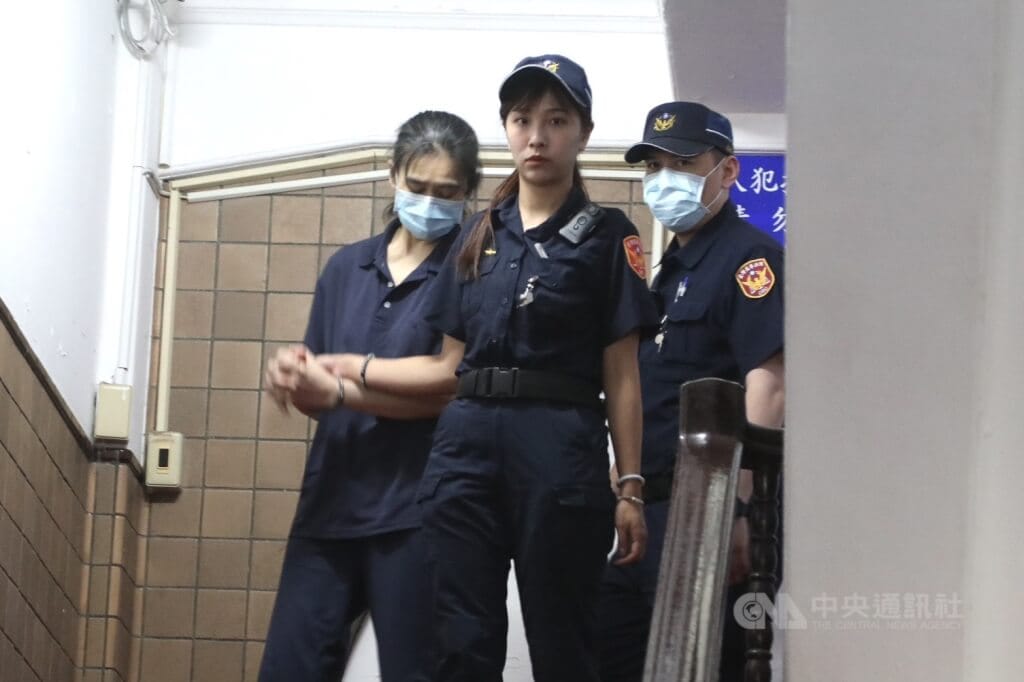 涉虐死1歲男童「剴剴」的保母劉彩萱、劉若琳（前左），另涉凌虐2名幼童遭訴，北院今天開庭，劉若琳均否認犯罪。（中央社檔案照片）