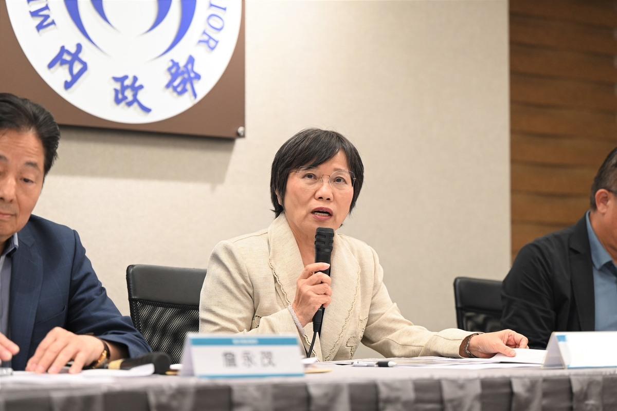 內政部長劉世芳今日部務會報會後記者會，證實要求轄下公務員移除5款紅色APP。 圖：內政部／提供