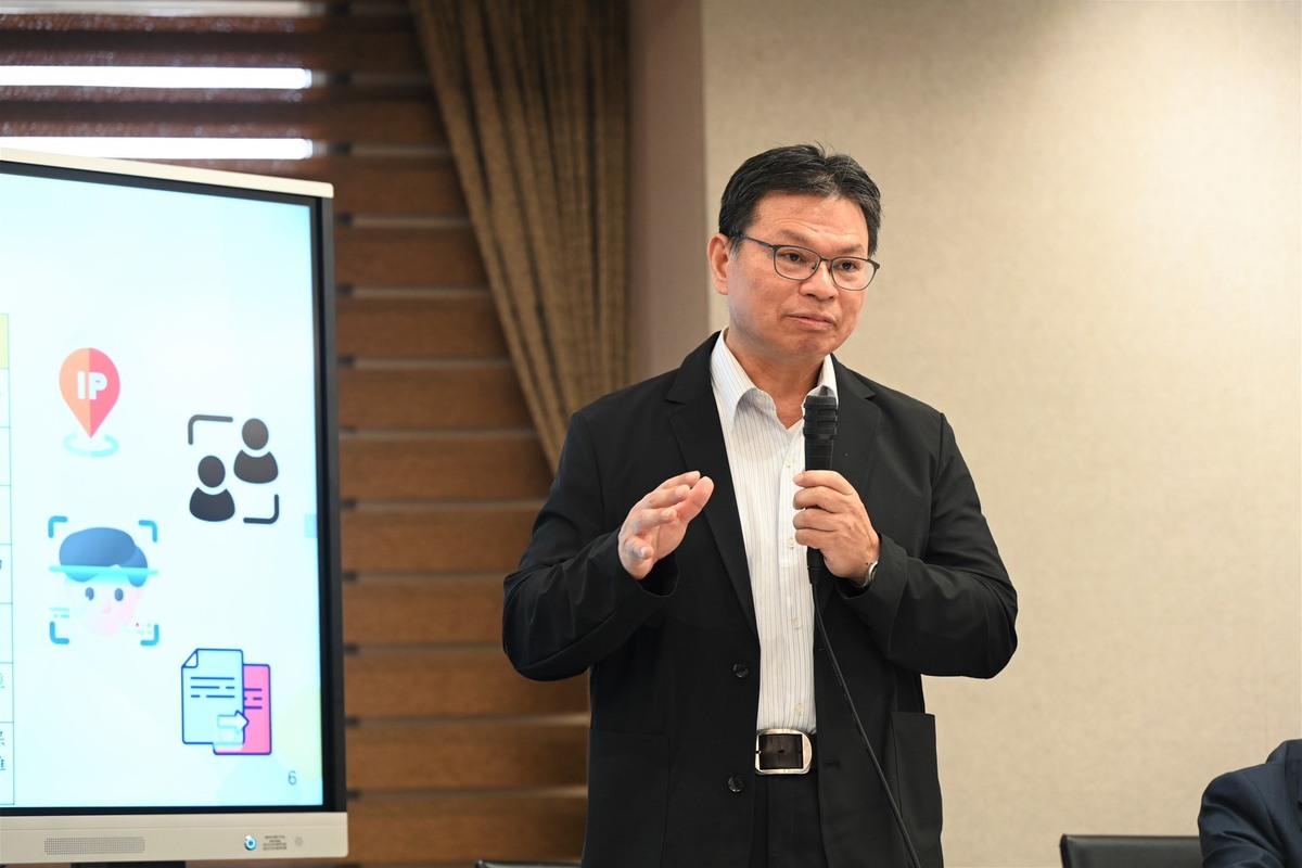 內政部資服司長黃國裕說明中國5款紅色APP存有資安風險，建議回原廠移除。 圖：內政部提供