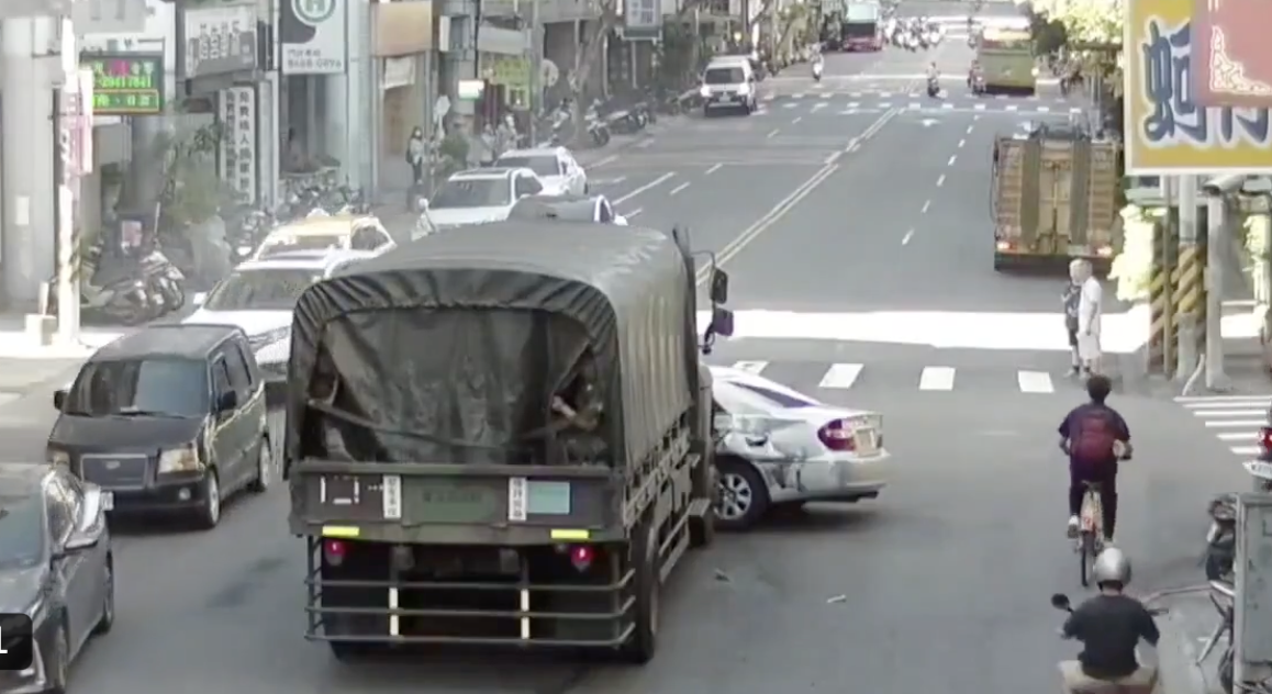 新北市中和一輛陸軍軍用卡車與一輛銀色轎車發生擦撞，轎車當場失控打橫，甚至被軍卡一路推行了約 10 公尺才停下。 圖：翻攝自 X 記者爆料網 截圖
