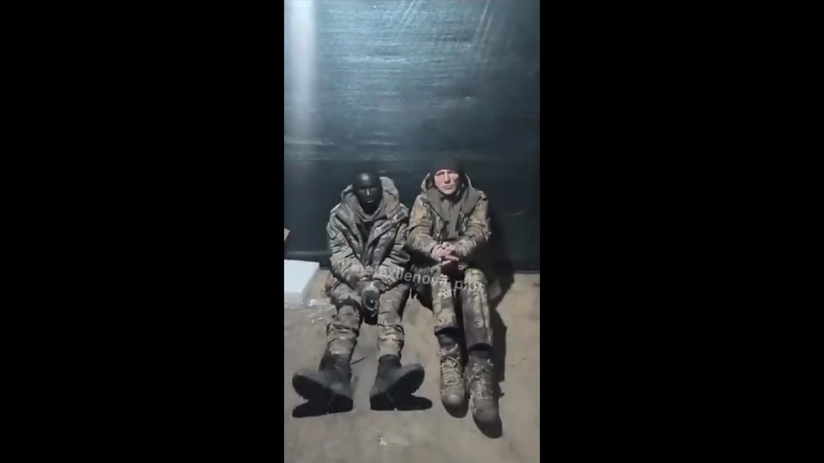 一名俄軍俘虜以及一名黑人雇傭兵俘虜共同拍攝影片，感謝烏克蘭對他們提供的人道主義協助。 圖：擷取自 @NiKiTa_32156 X 分享影片