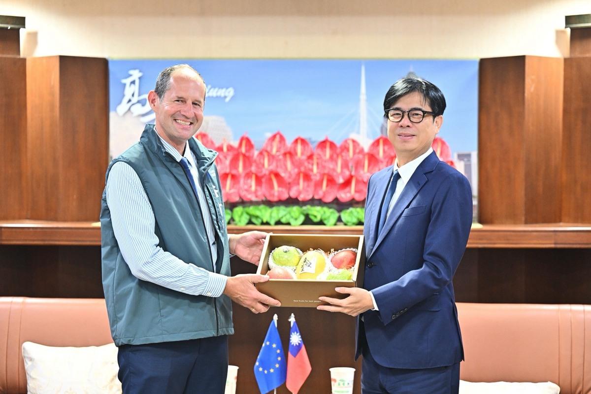 陳其邁(右)準備六龜金煌芒果及燕巢芭樂致贈谷力哲(左)。 圖：高雄市行國處/提供