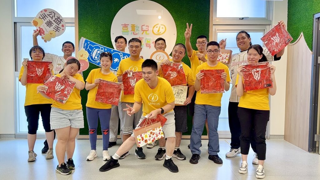 中華職棒味全龍隊近日由教練劉家豪（後左）帶領捕手群全浩瑋（後左2）、蔣少宏（後左3）、吉力吉撈．鞏冠（2排右）一同前往喜憨兒基金會做公益。（味全龍隊提供）中央社記者楊啟芳傳真  114年7月3日
