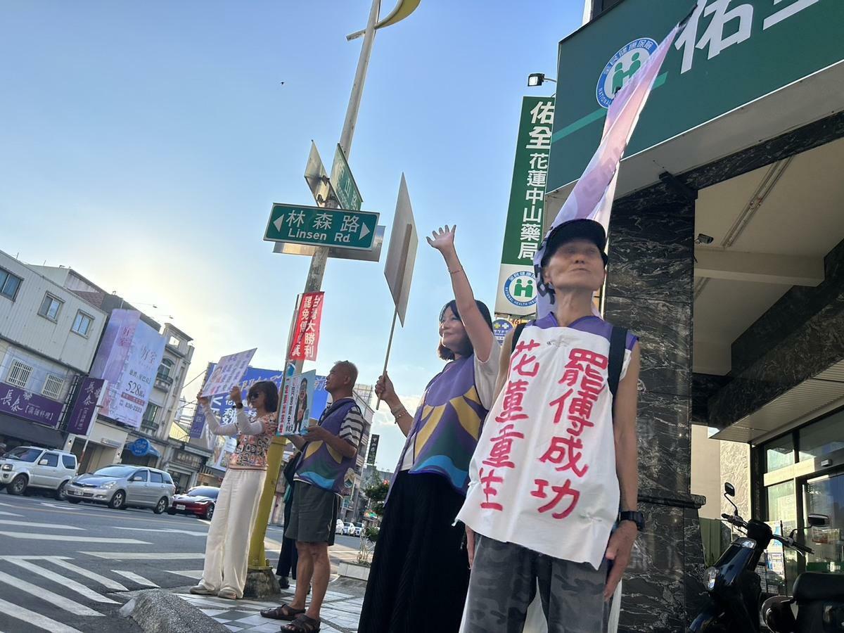 高齡80歲的退休教師「葉霸」葉春蓮頂著豔陽街頭宣傳罷免。 圖：民主攝影家邱萬興提供