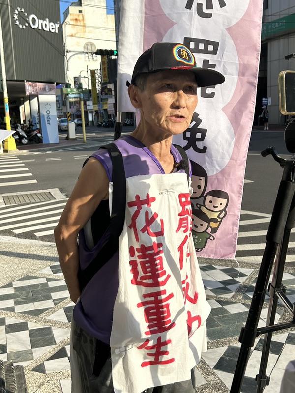 高齡80歲的退休教師「葉霸」葉春蓮頂著豔陽街頭宣傳罷免。 圖：民主攝影家邱萬興提供（資料照）