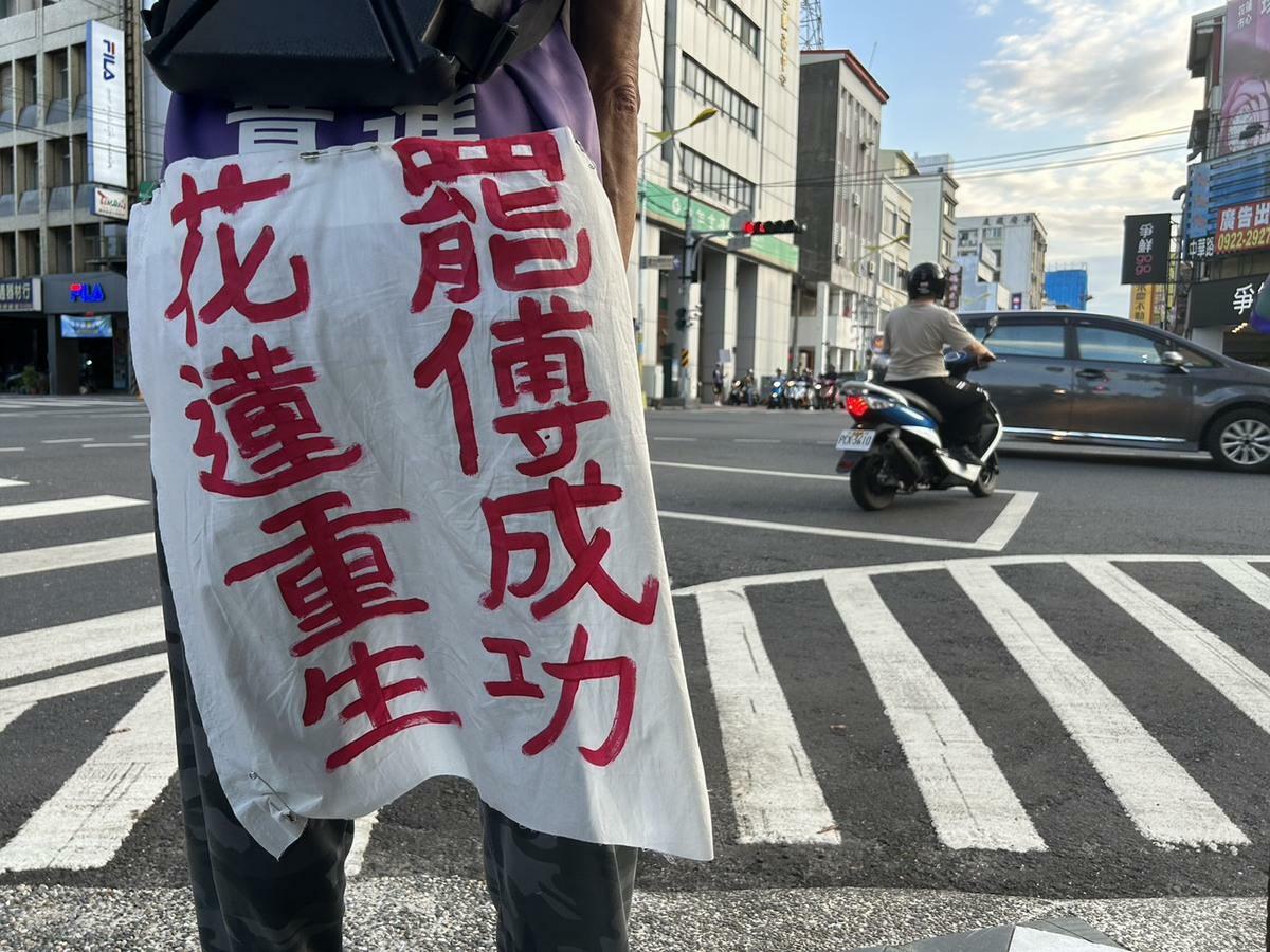 高齡80歲的退休教師「葉霸」葉春蓮頂著豔陽街頭宣傳罷免。 圖：民主攝影家邱萬興提供