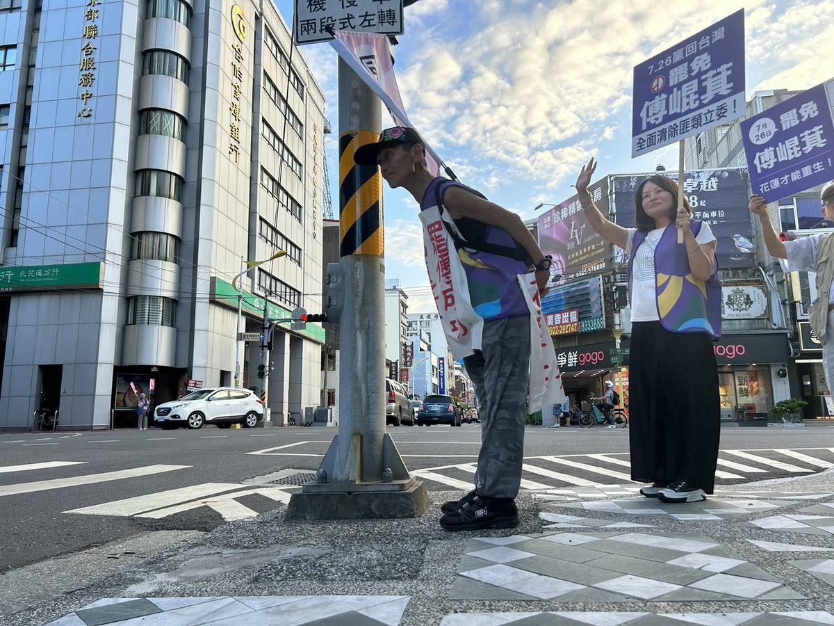 高齡80歲的退休教師「葉霸」葉春蓮頂著豔陽街頭宣傳罷免。 圖：民主攝影家邱萬興提供（資料照）