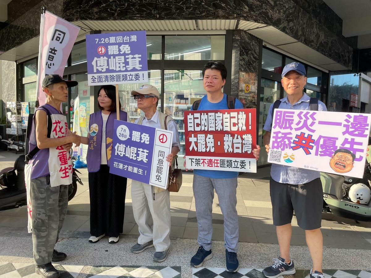 高齡80歲的退休教師「葉霸」葉春蓮頂著豔陽街頭宣傳罷免。 圖：民主攝影家邱萬興提供