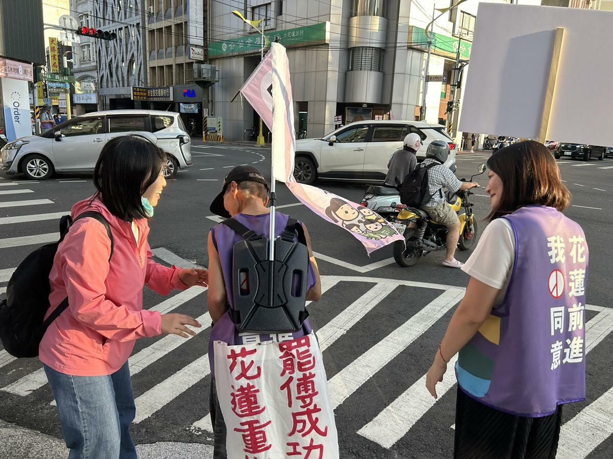 高齡80歲的退休教師「葉霸」葉春蓮頂著豔陽街頭宣傳罷免。 圖：民主攝影家邱萬興提供