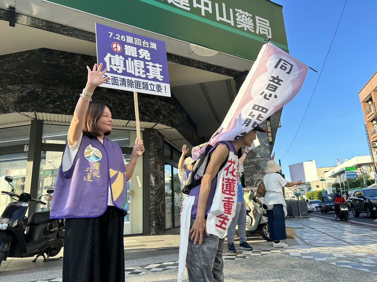 高齡80歲的退休教師「葉霸」葉春蓮頂著豔陽街頭宣傳罷免。 圖：民主攝影家邱萬興提供