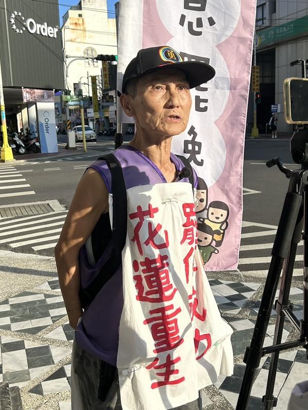 高齡80歲的退休教師「葉霸」葉春蓮頂著豔陽街頭宣傳罷免。 圖：民主攝影家邱萬興提供