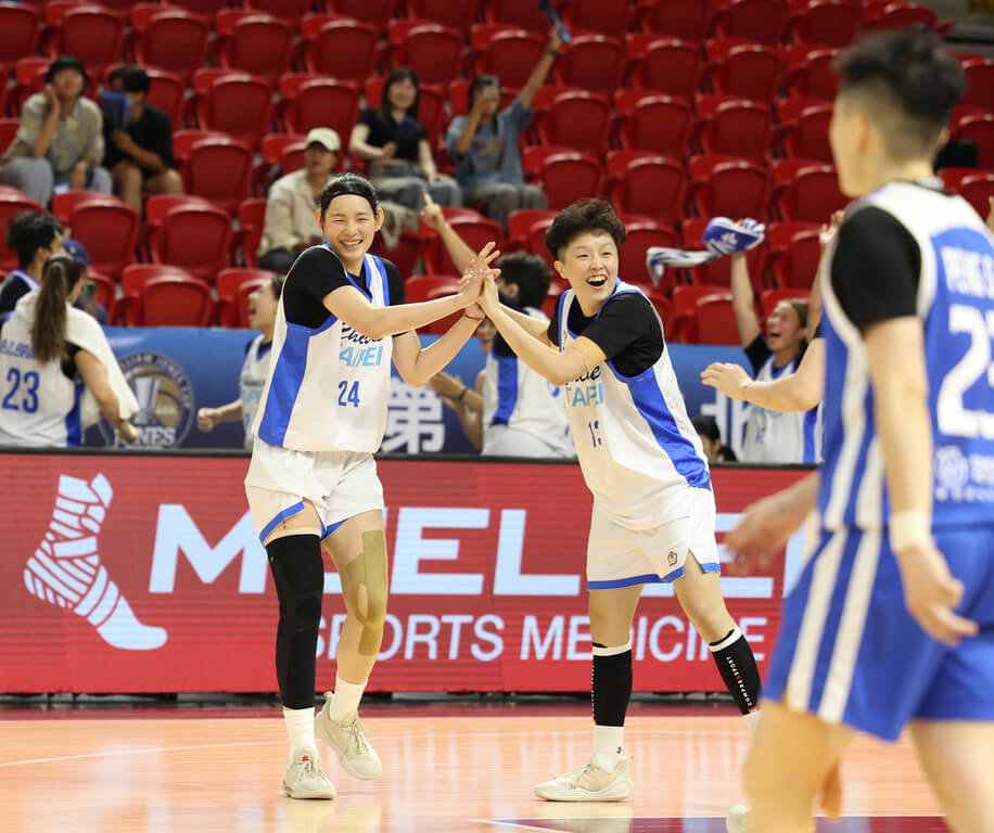 台灣世大運女籃培訓隊（白衣者）3日在2025雙北威廉瓊斯盃國際籃球邀請賽上演「姐妹鬩牆」，交手以亞洲盃國家隊為主體的台灣女籃，培訓隊一度領先達23分，終場成功以65比62拿勝。（籃協提供）中央社記者陳容琛傳真 114年7月3日
