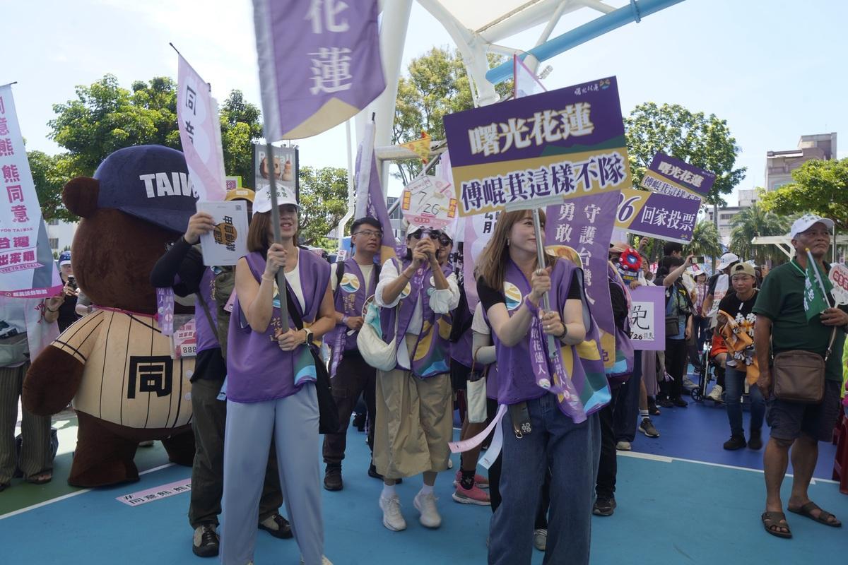 反共護台志工聯盟4日發起「護國大繞境」行動，從花蓮出發，劍指國民黨立法院黨團總召傅崐萁，並將順時針繞行台灣一圈，最後於19日在青島東路舉辦造勢大會。 圖：張良一/攝