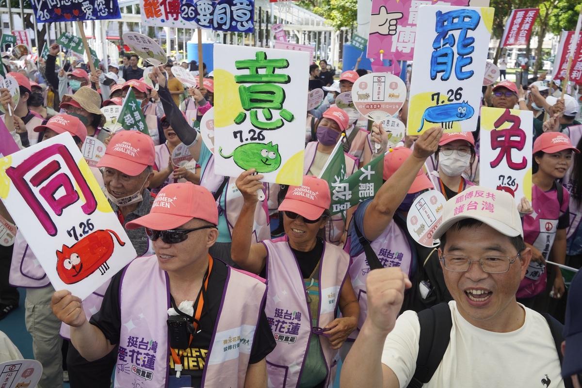 反共護台志工聯盟4日發起「護國大繞境」行動，從花蓮出發，劍指國民黨立法院黨團總召傅崐萁，並將順時針繞行台灣一圈，最後於19日在青島東路舉辦造勢大會。 圖：張良一/攝