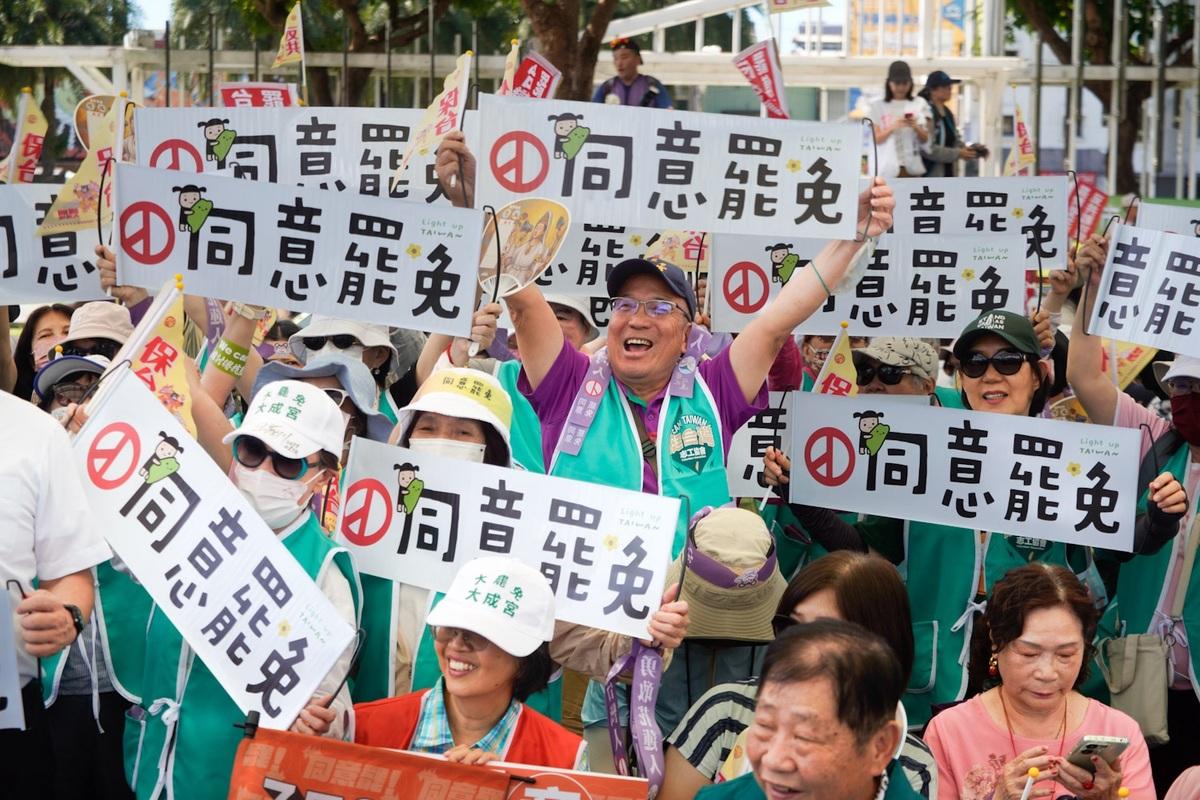 反共護台志工聯盟4日發起「護國大繞境」行動，從花蓮出發，劍指國民黨立法院黨團總召傅崐萁，並將順時針繞行台灣一圈，最後於19日在青島東路舉辦造勢大會。 圖：張良一/攝