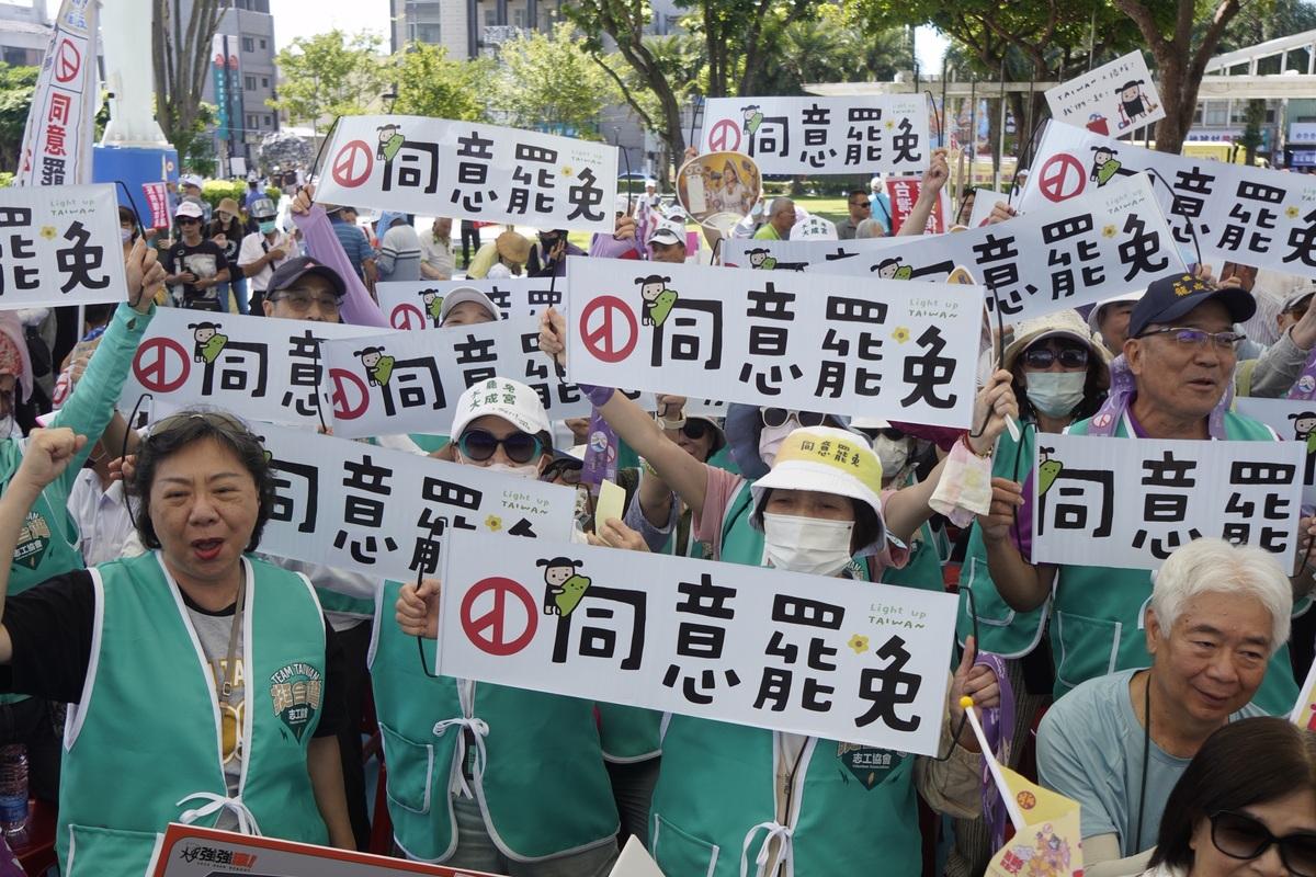 反共護台志工聯盟4日發起「護國大繞境」行動，從花蓮出發，劍指國民黨立法院黨團總召傅崐萁，並將順時針繞行台灣一圈，最後於19日在青島東路舉辦造勢大會。 圖：張良一/攝