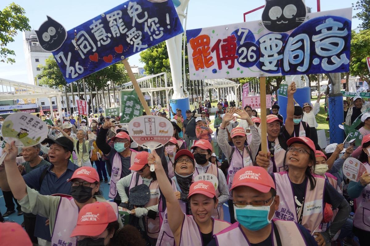 反共護台志工聯盟4日發起「護國大繞境」行動，從花蓮出發，劍指國民黨立法院黨團總召傅崐萁，並將順時針繞行台灣一圈，最後於19日在青島東路舉辦造勢大會。 圖：張良一/攝
